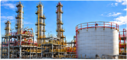 Instalación industrial con torres de proceso y tanque de almacenamiento